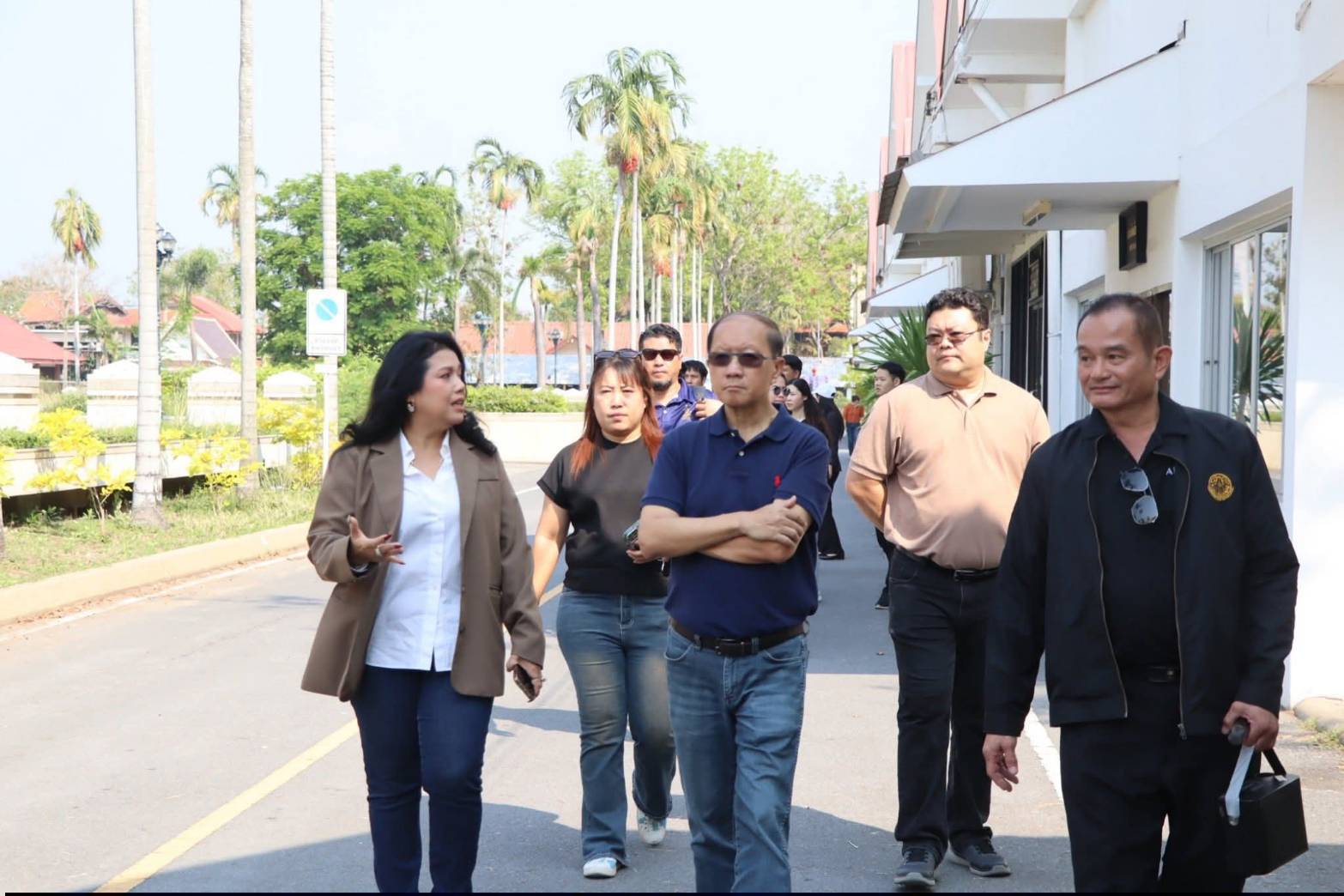 title - ผอ.ศพส. ให้การต้อนรับ คณะนักศึกษาโครงการรัฐประศาสนศาสตรมหาบัณฑิต รุ่นที่ 18 มหาวิทยาลัยรามคำแหง เข้าเยี่ยมชมแผนกฝึกอบรมทั้ง 12 แผนก และพื้นที่ภายในศูนย์ส่งเสริมและพัฒนาอาชีพเสริมนอกภาคการเกษตร